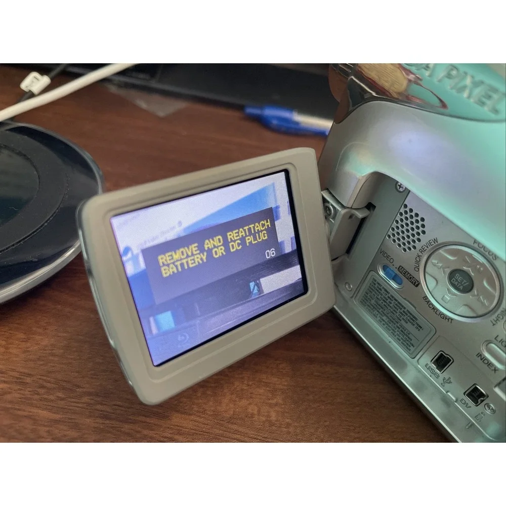 JVC GR-D250U Mini DV Camcorder WITH CHARGER ,c1 , (not Working) Code 6